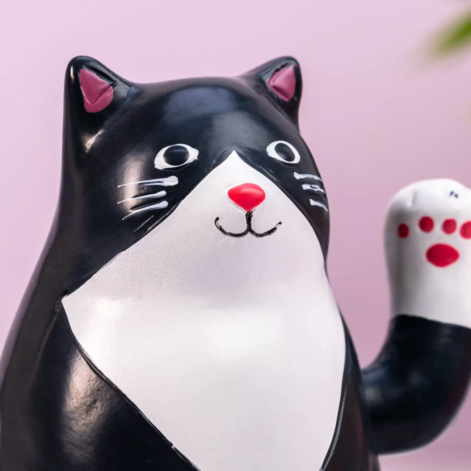 Zwaaiende kat op zonne-energie