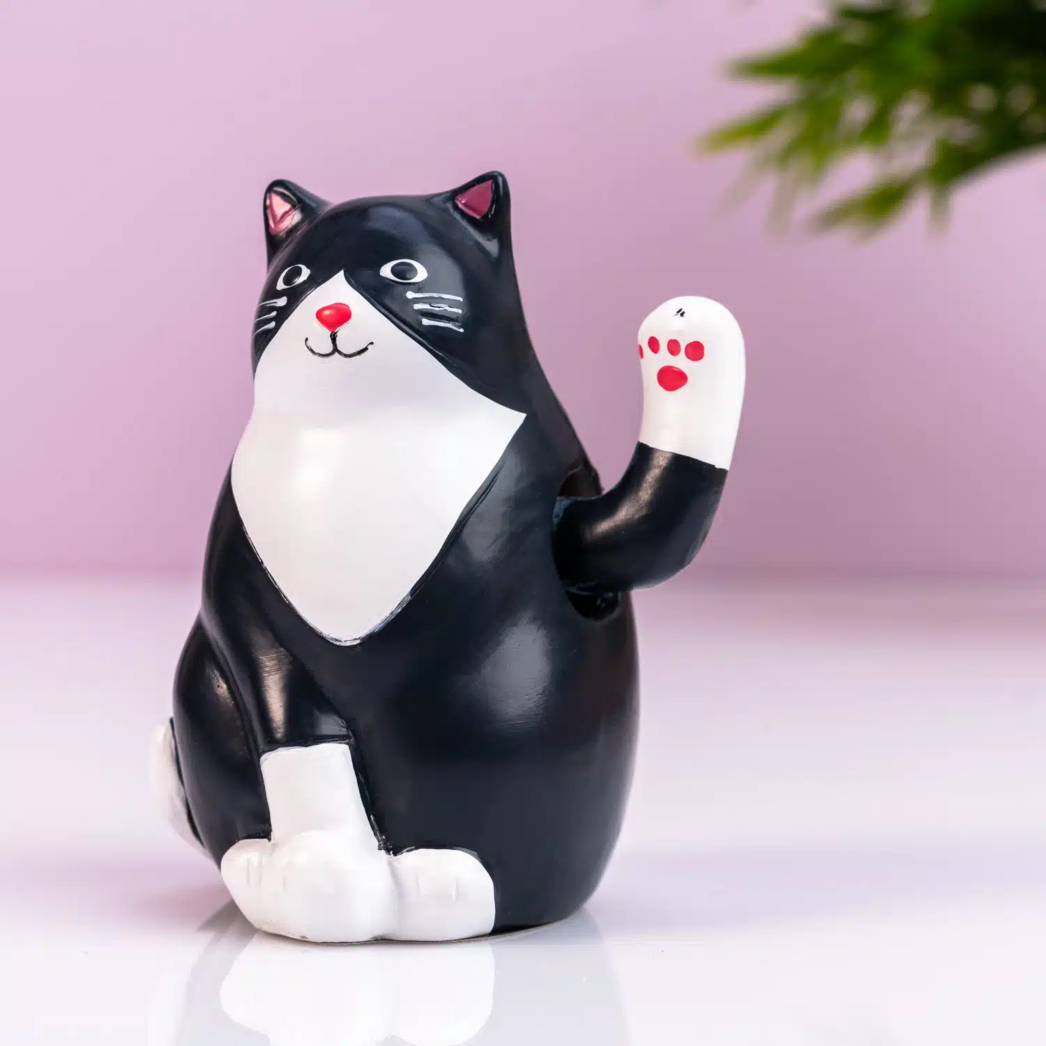 Zwaaiende kat op zonne-energie