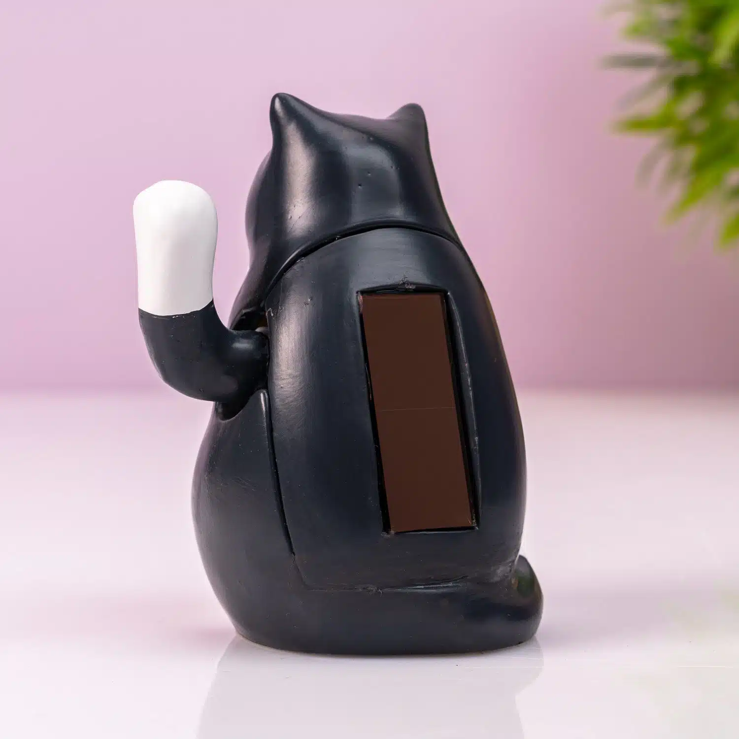 Zwaaiende kat op zonne-energie