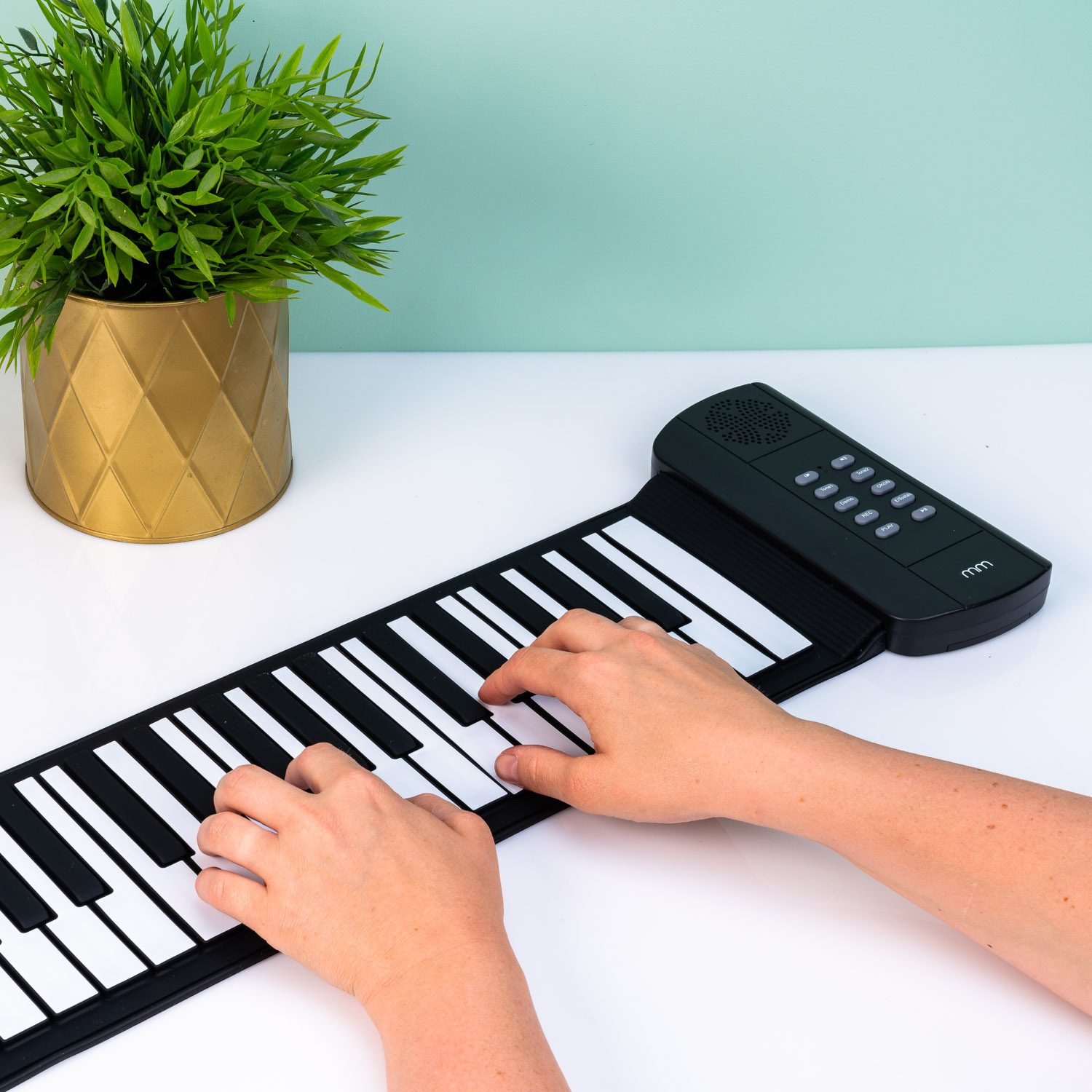 MikaMax Oprolbaar Keyboard – Digitale Piano – 61 Toetsen – 16 Instrumenttonen – Opname Functie –  Ingebouwde Luidspreker – Incl. Opbergtas – Roll Up Keyboard