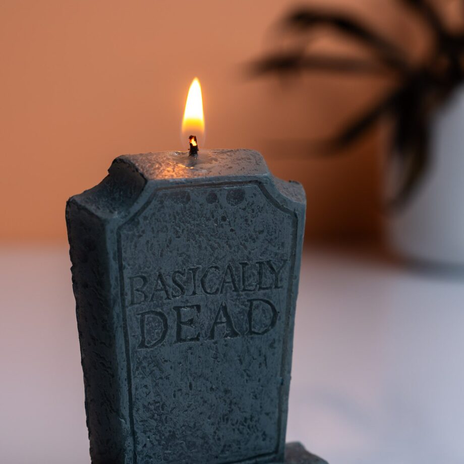 Basically Dead grafsteen verjaardagskaars