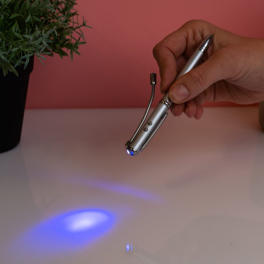 Pen met onzichtbare inkt en verlichting