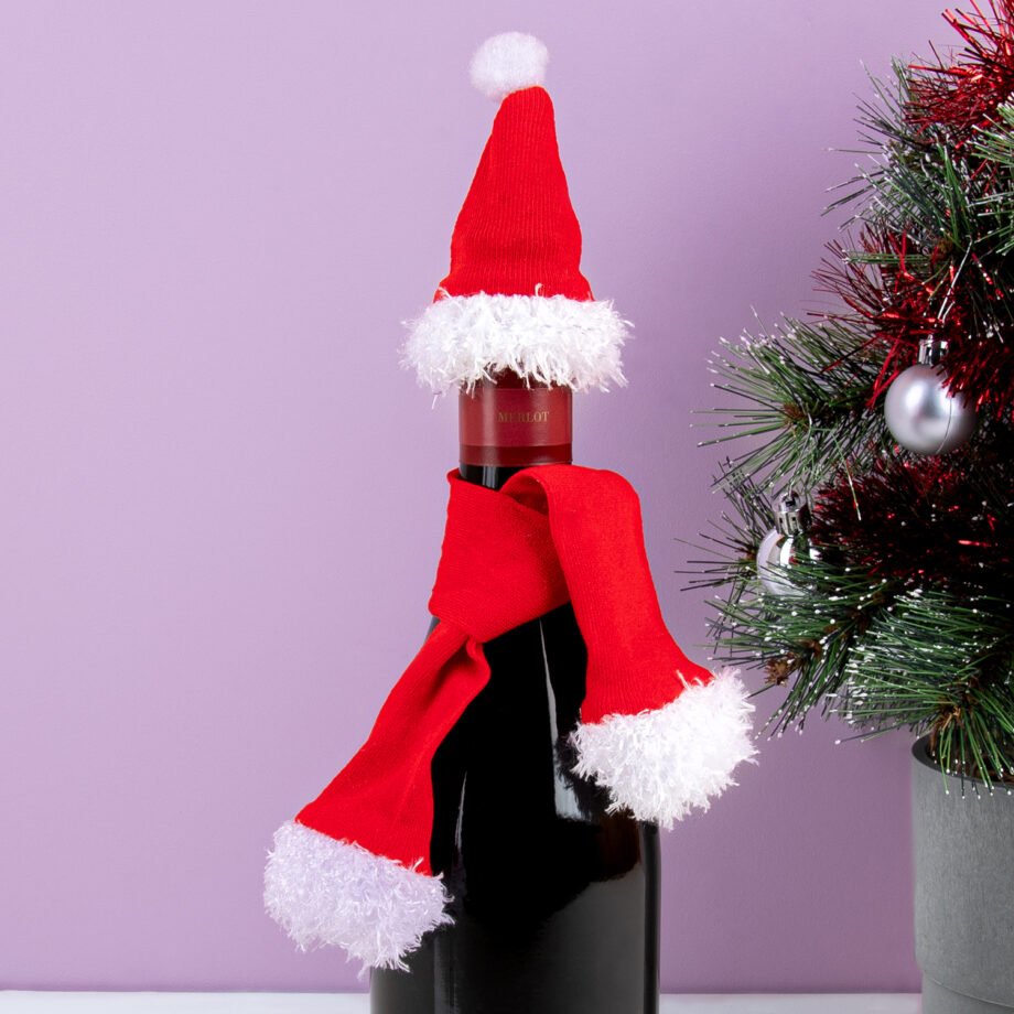 Kerstmuts en sjaal voor wijnflessen