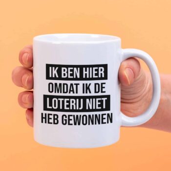 Mok Ik ben hier omdat ik de loterij niet heb gewonnen