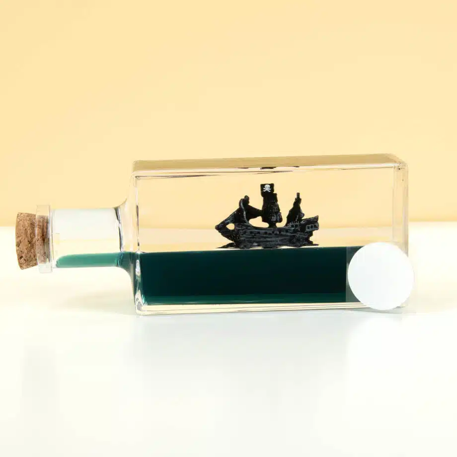 Onzinkbaar piratenschip in fles