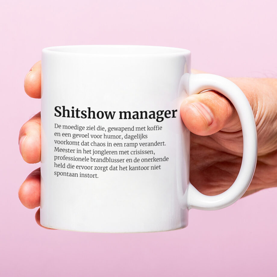 Mok met Tekst ‘’Shitshow manager’’ | Materiaal: Keramiek | 33 cl | Mok met Tekst | Koffie Mok | Grappige Cadeau |  Vaatwasser bestendig | Humor | Mok met grappige tekst