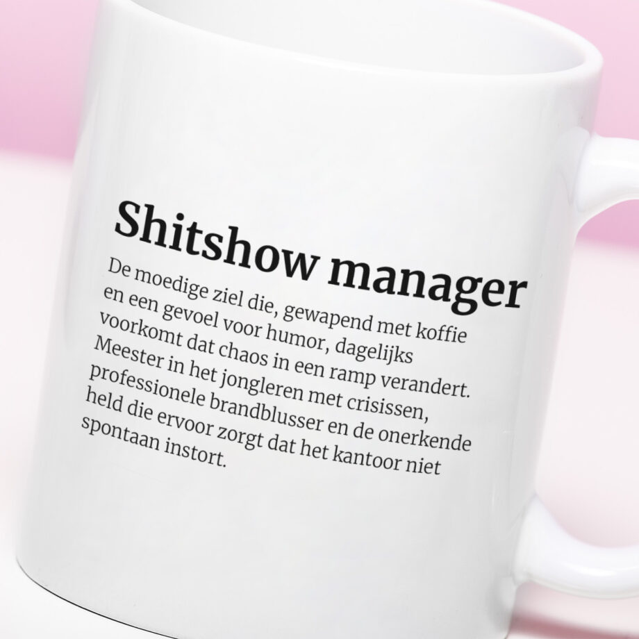 Mok met Tekst ‘’Shitshow manager’’ | Materiaal: Keramiek | 33 cl | Mok met Tekst | Koffie Mok | Grappige Cadeau |  Vaatwasser bestendig | Humor | Mok met grappige tekst