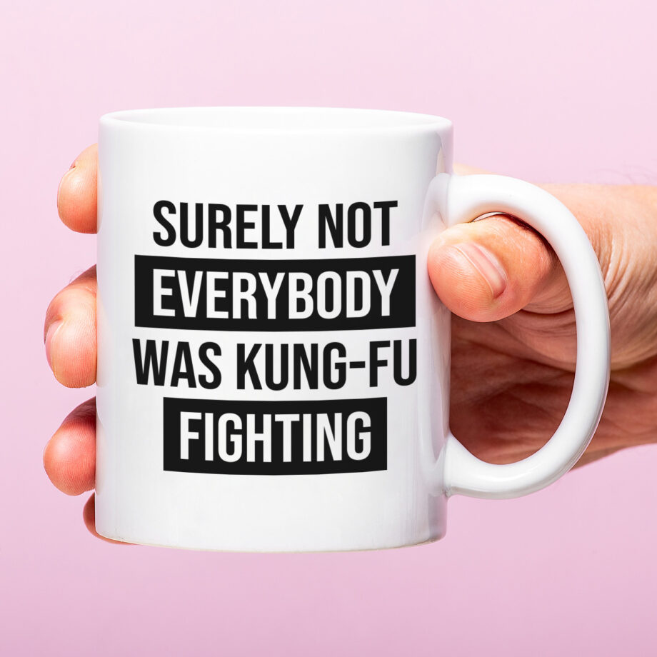 Mok met Tekst ‘’Surely not everybody was kung-fu fighting’’ | Materiaal: Keramiek | 33 cl | Mok met Tekst | Koffie Mok | Grappige Cadeau |  Vaatwasser bestendig | Humor | Mok met grappige tekst