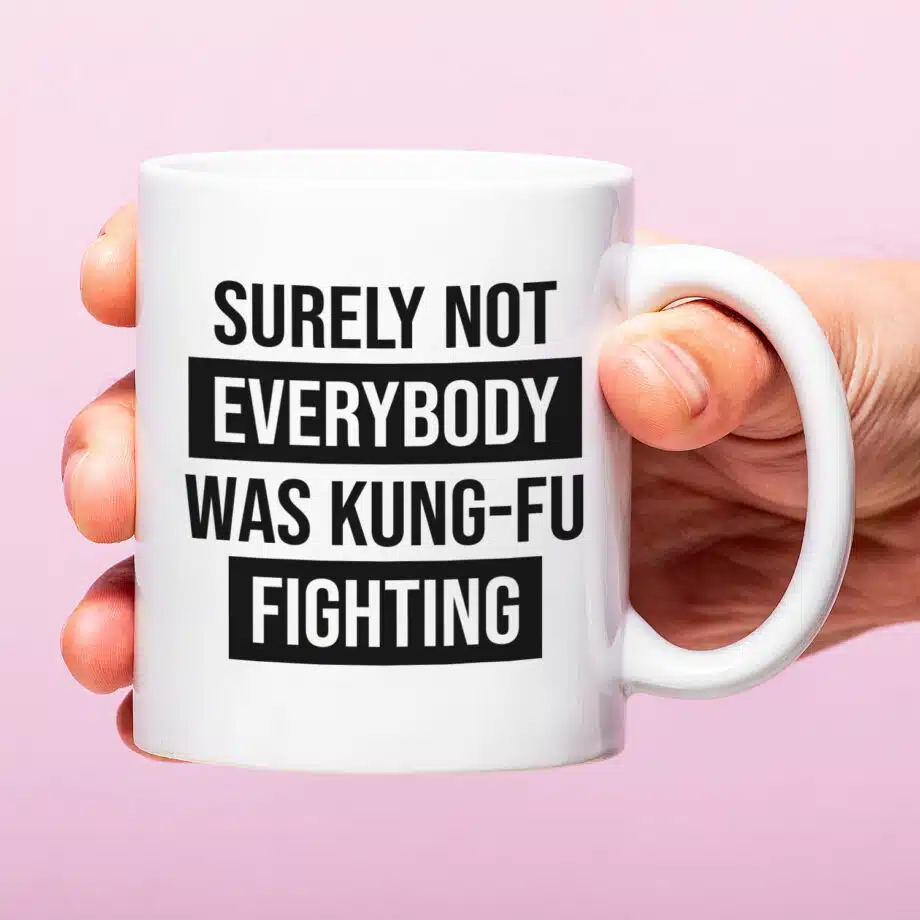 Mok met Tekst ‘’Surely not everybody was kung-fu fighting’’ | Materiaal: Keramiek | 33 cl | Mok met Tekst | Koffie Mok | Grappige Cadeau |  Vaatwasser bestendig | Humor | Mok met grappige tekst