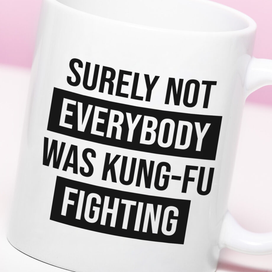 Mok met Tekst ‘’Surely not everybody was kung-fu fighting’’ | Materiaal: Keramiek | 33 cl | Mok met Tekst | Koffie Mok | Grappige Cadeau |  Vaatwasser bestendig | Humor | Mok met grappige tekst