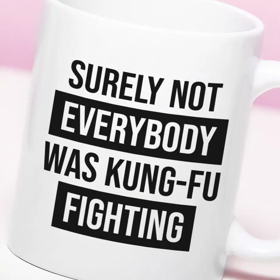 Mok met Tekst ‘’Surely not everybody was kung-fu fighting’’ | Materiaal: Keramiek | 33 cl | Mok met Tekst | Koffie Mok | Grappige Cadeau |  Vaatwasser bestendig | Humor | Mok met grappige tekst