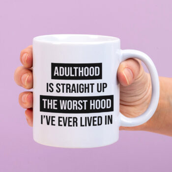 Mok met Tekst ‘’Adulthood is the worst hood’’ | Materiaal: Keramiek | 33 cl | Mok met Tekst | Koffie Mok | Grappige Cadeau | Vaatwasser bestendig | Humor | Mok met grappige tekst