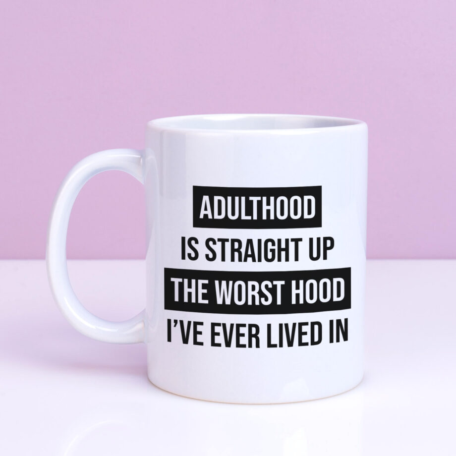 Mok met Tekst ‘’Adulthood is the worst hood’’ | Materiaal: Keramiek | 33 cl | Mok met Tekst | Koffie Mok | Grappige Cadeau | Vaatwasser bestendig | Humor | Mok met grappige tekst