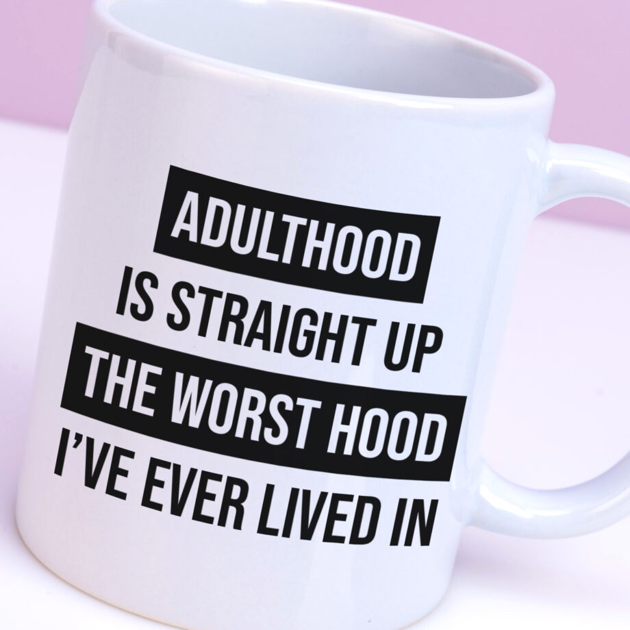 Mok met Tekst ‘’Adulthood is the worst hood’’ | Materiaal: Keramiek | 33 cl | Mok met Tekst | Koffie Mok | Grappige Cadeau | Vaatwasser bestendig | Humor | Mok met grappige tekst