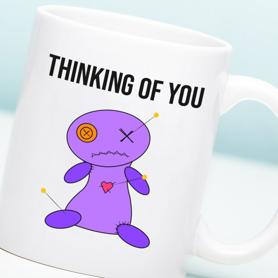 Mok met Tekst ‘’Thinking of you’’ | Materiaal: Keramiek | 33 cl | Mok met Tekst | Koffie Mok | Grappige Cadeau |  Vaatwasser bestendig | Humor | Mok met grappige tekst