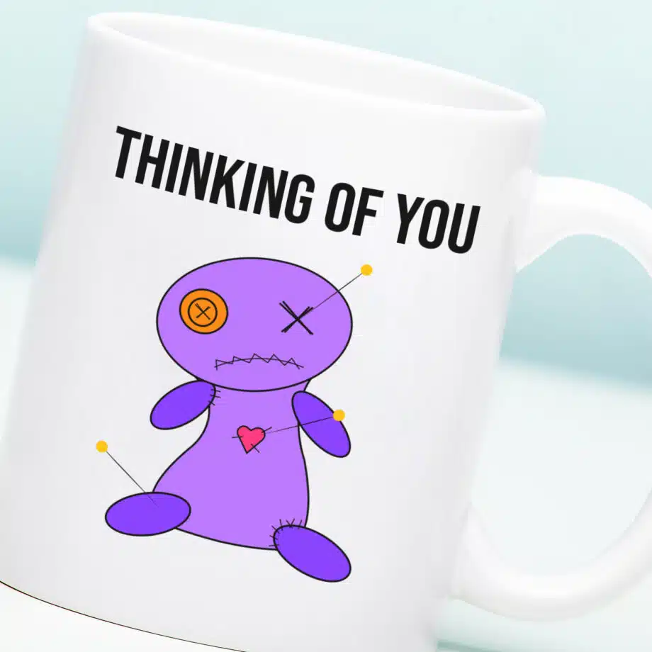 Mok met Tekst ‘’Thinking of you’’ | Materiaal: Keramiek | 33 cl | Mok met Tekst | Koffie Mok | Grappige Cadeau |  Vaatwasser bestendig | Humor | Mok met grappige tekst