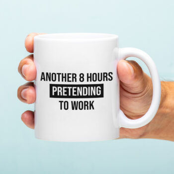 Mok met Tekst ‘’Another 8 hours pretending to work’’ | Materiaal: Keramiek | 33 cl | Mok met Tekst | Koffie Mok | Grappige Cadeau |  Vaatwasser bestendig | Humor | Mok met grappige tekst