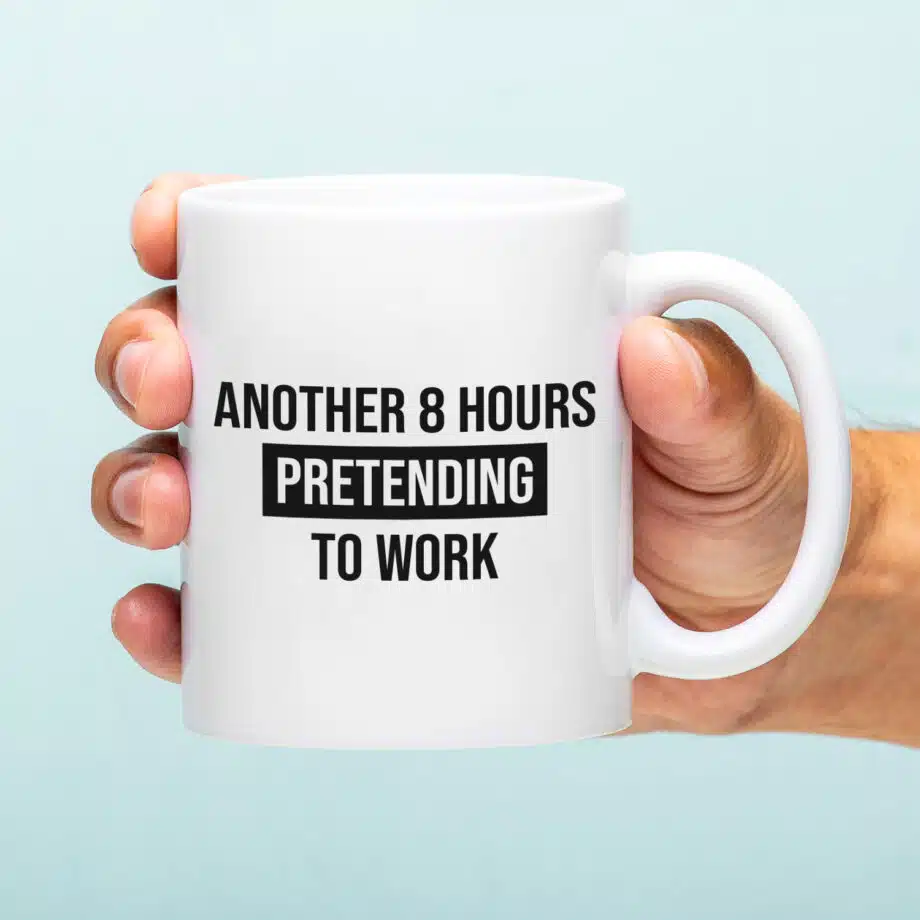 Mok met Tekst ‘’Another 8 hours pretending to work’’ | Materiaal: Keramiek | 33 cl | Mok met Tekst | Koffie Mok | Grappige Cadeau |  Vaatwasser bestendig | Humor | Mok met grappige tekst