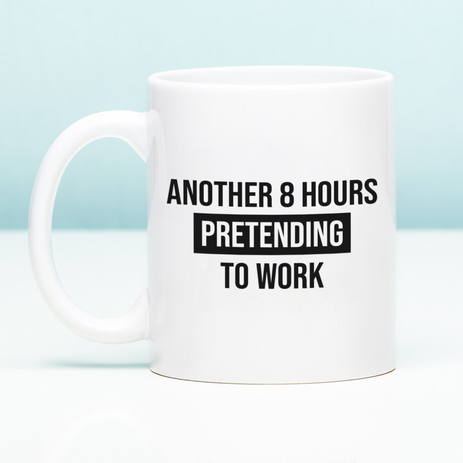 Mok met Tekst ‘’Another 8 hours pretending to work’’ | Materiaal: Keramiek | 33 cl | Mok met Tekst | Koffie Mok | Grappige Cadeau |  Vaatwasser bestendig | Humor | Mok met grappige tekst