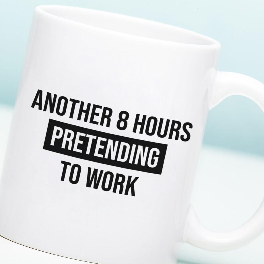 Mok met Tekst ‘’Another 8 hours pretending to work’’ | Materiaal: Keramiek | 33 cl | Mok met Tekst | Koffie Mok | Grappige Cadeau |  Vaatwasser bestendig | Humor | Mok met grappige tekst