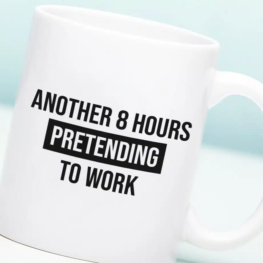 Mok met Tekst ‘’Another 8 hours pretending to work’’ | Materiaal: Keramiek | 33 cl | Mok met Tekst | Koffie Mok | Grappige Cadeau |  Vaatwasser bestendig | Humor | Mok met grappige tekst