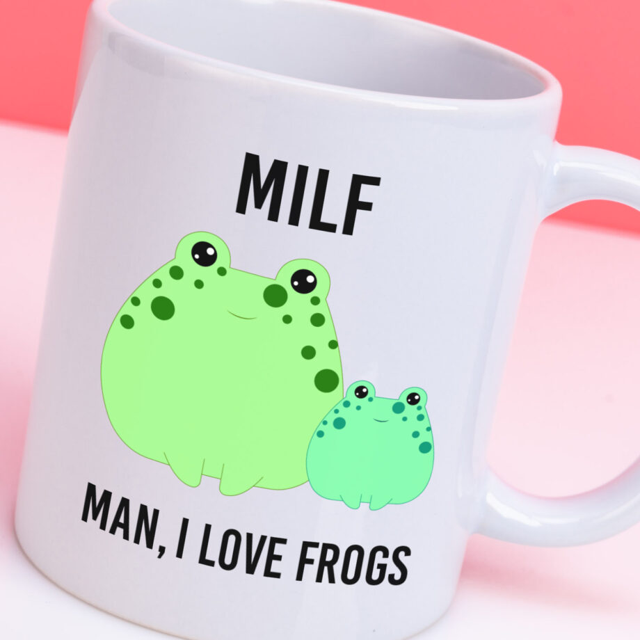 Mok met Tekst ‘’Milf Man, I love frogs’’ | Materiaal: Keramiek | 33 cl | Mok met Tekst | Koffie Mok | Grappige Cadeau |  Vaatwasser bestendig | Humor | Mok met grappige tekst