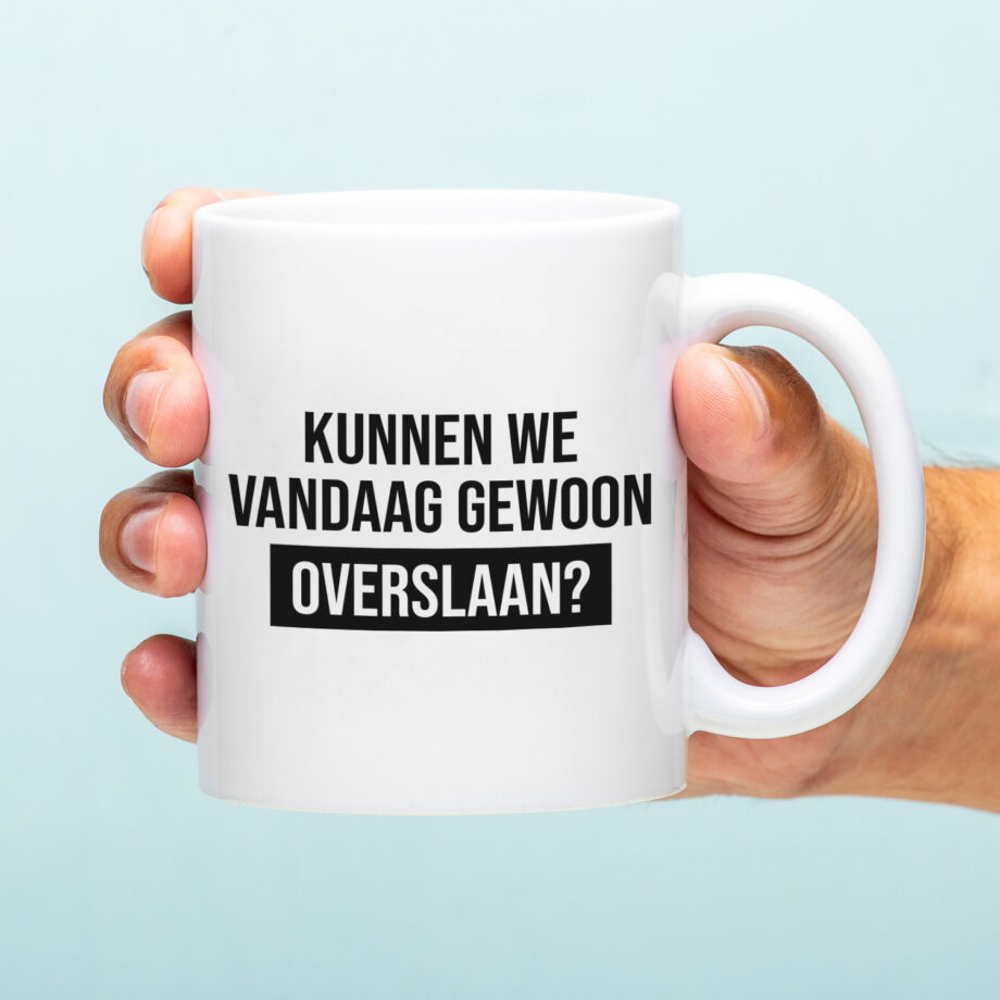 Mok met Tekst ‘’Kunnen we vandaag gewoon overslaan?’’ | Materiaal: Keramiek | 33 cl | Mok met Tekst | Koffie Mok | Grappige Cadeau |  Vaatwasser bestendig | Humor | Mok met grappige tekst