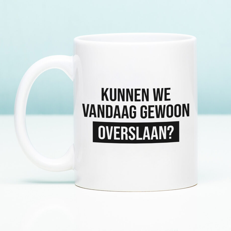 Mok met Tekst ‘’Kunnen we vandaag gewoon overslaan?’’ | Materiaal: Keramiek | 33 cl | Mok met Tekst | Koffie Mok | Grappige Cadeau |  Vaatwasser bestendig | Humor | Mok met grappige tekst