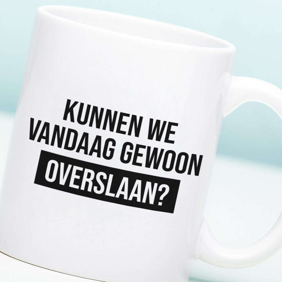 Mok met Tekst ‘’Kunnen we vandaag gewoon overslaan?’’ | Materiaal: Keramiek | 33 cl | Mok met Tekst | Koffie Mok | Grappige Cadeau |  Vaatwasser bestendig | Humor | Mok met grappige tekst