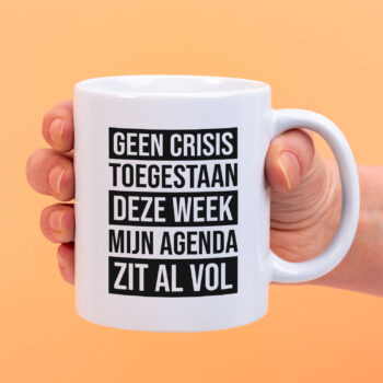 Mok met Tekst ‘’Geen crises toegestaan deze week’’ | Materiaal: Keramiek | 33 cl | Mok met Tekst | Koffie Mok | Grappige Cadeau |  Vaatwasser bestendig | Humor | Mok met grappige tekst