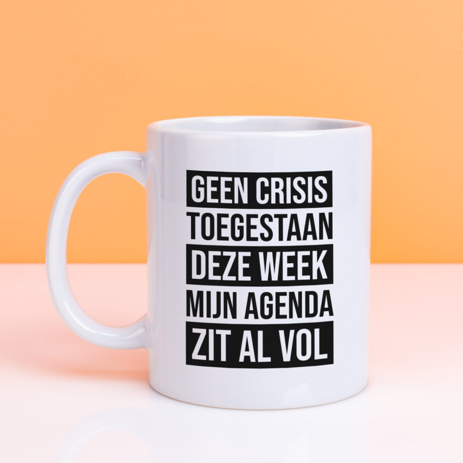 Mok met Tekst ‘’Geen crises toegestaan deze week’’ | Materiaal: Keramiek | 33 cl | Mok met Tekst | Koffie Mok | Grappige Cadeau |  Vaatwasser bestendig | Humor | Mok met grappige tekst