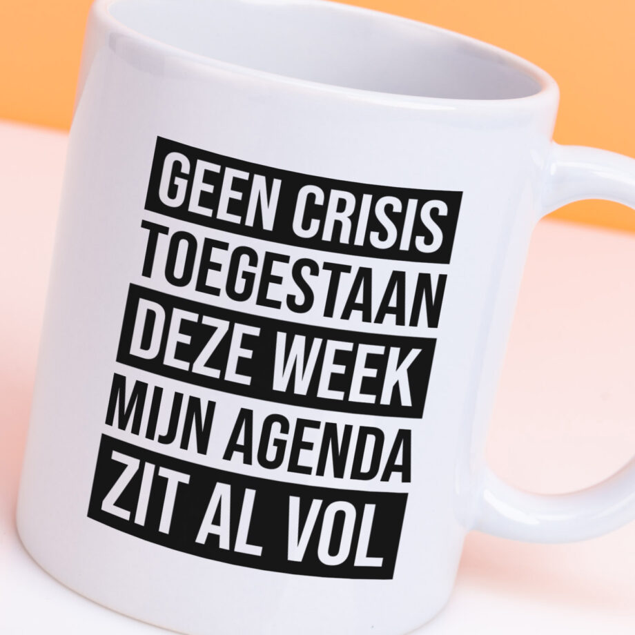 Mok met Tekst ‘’Geen crises toegestaan deze week’’ | Materiaal: Keramiek | 33 cl | Mok met Tekst | Koffie Mok | Grappige Cadeau |  Vaatwasser bestendig | Humor | Mok met grappige tekst