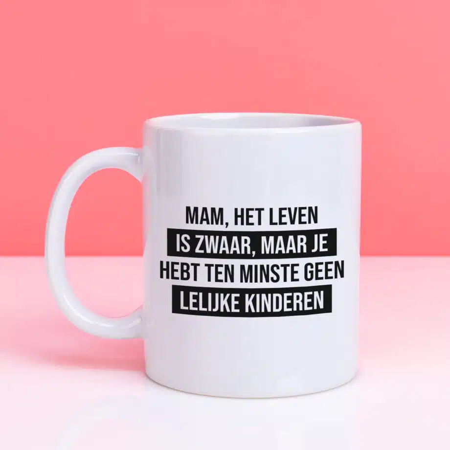 Mok met Tekst ‘’Mam het leven is zwaar’’ | Materiaal: Keramiek | 33 cl | Mok met Tekst | Koffie Mok | Grappige Cadeau |  Vaatwasser bestendig | Humor | Mok met grappige tekst