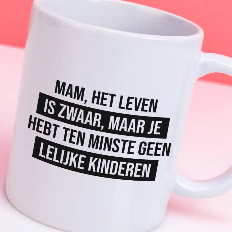 Mok met Tekst ‘’Mam het leven is zwaar’’ | Materiaal: Keramiek | 33 cl | Mok met Tekst | Koffie Mok | Grappige Cadeau |  Vaatwasser bestendig | Humor | Mok met grappige tekst