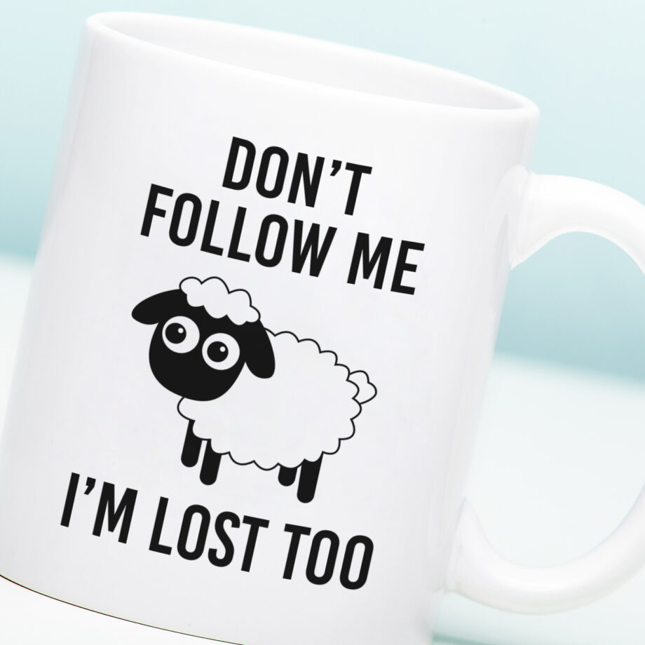 Mok met Tekst ‘’Don't follow me i'm lost too’’ | Materiaal: Keramiek | 33 cl | Mok met Tekst | Koffie Mok | Grappige Cadeau |  Vaatwasser bestendig | Humor | Mok met grappige tekst