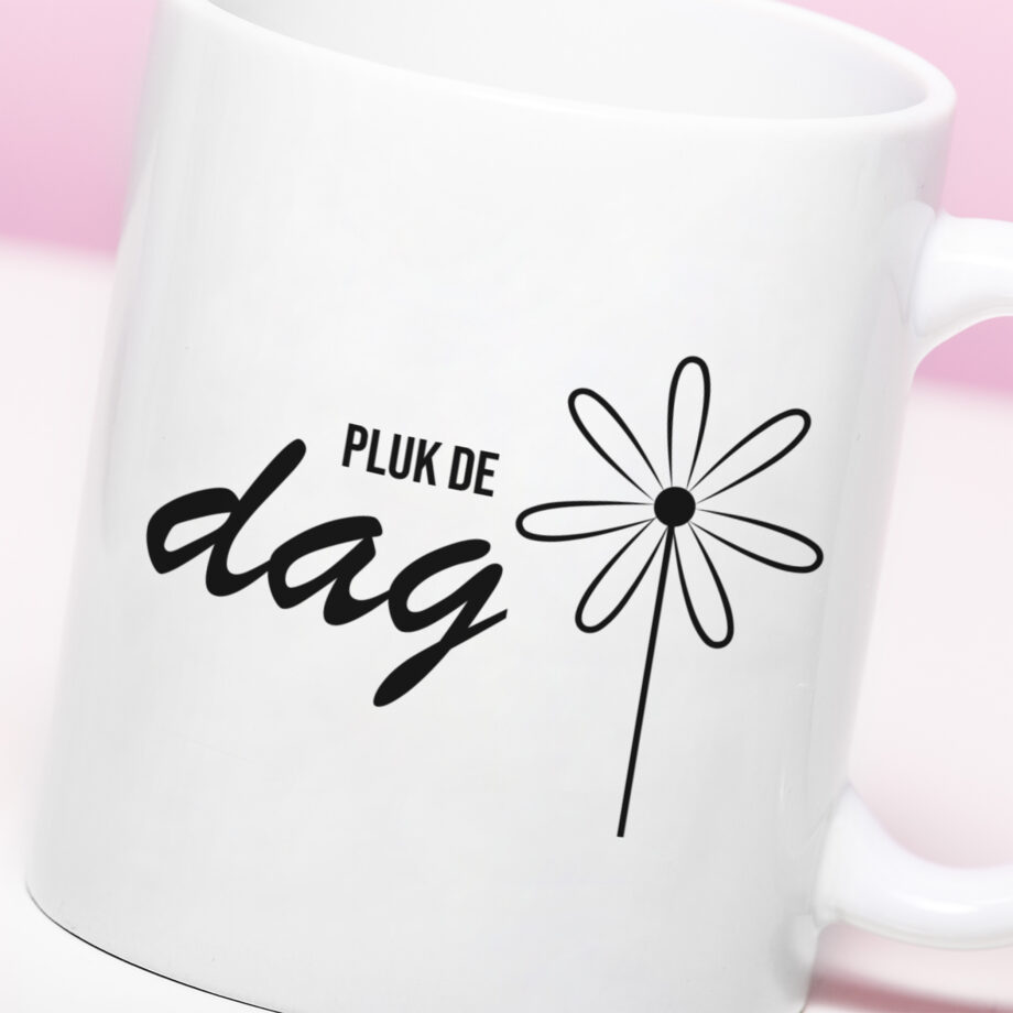 Mok met Tekst ‘’Pluk de dag’’ | Materiaal: Keramiek | 33 cl | Mok met Tekst | Koffie Mok | Grappige Cadeau |  Vaatwasser bestendig | Humor | Mok met grappige tekst