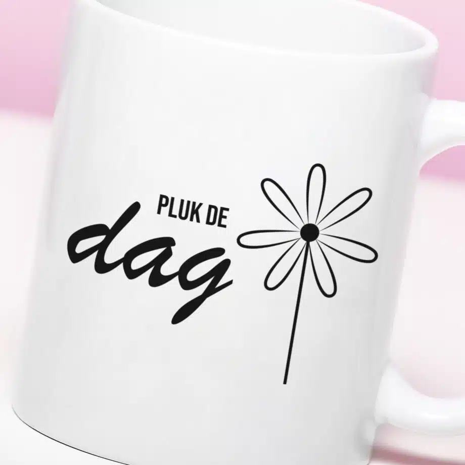 Mok met Tekst ‘’Pluk de dag’’ | Materiaal: Keramiek | 33 cl | Mok met Tekst | Koffie Mok | Grappige Cadeau |  Vaatwasser bestendig | Humor | Mok met grappige tekst