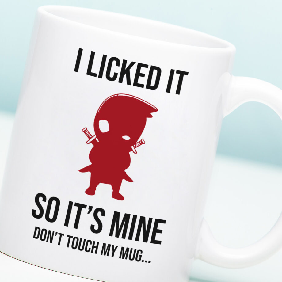 Mok met Tekst ‘’I licked it so it's mine’’ | Materiaal: Keramiek | 33 cl | Mok met Tekst | Koffie Mok | Grappige Cadeau | Vaatwasser bestendig | Humor | Mok met grappige tekst