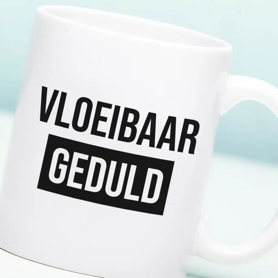 Mok met Tekst ‘’Vloeibaar geduld’’ | Materiaal: Keramiek | 33 cl | Mok met Tekst | Koffie Mok | Grappige Cadeau |  Vaatwasser bestendig | Humor | Mok met grappige tekst
