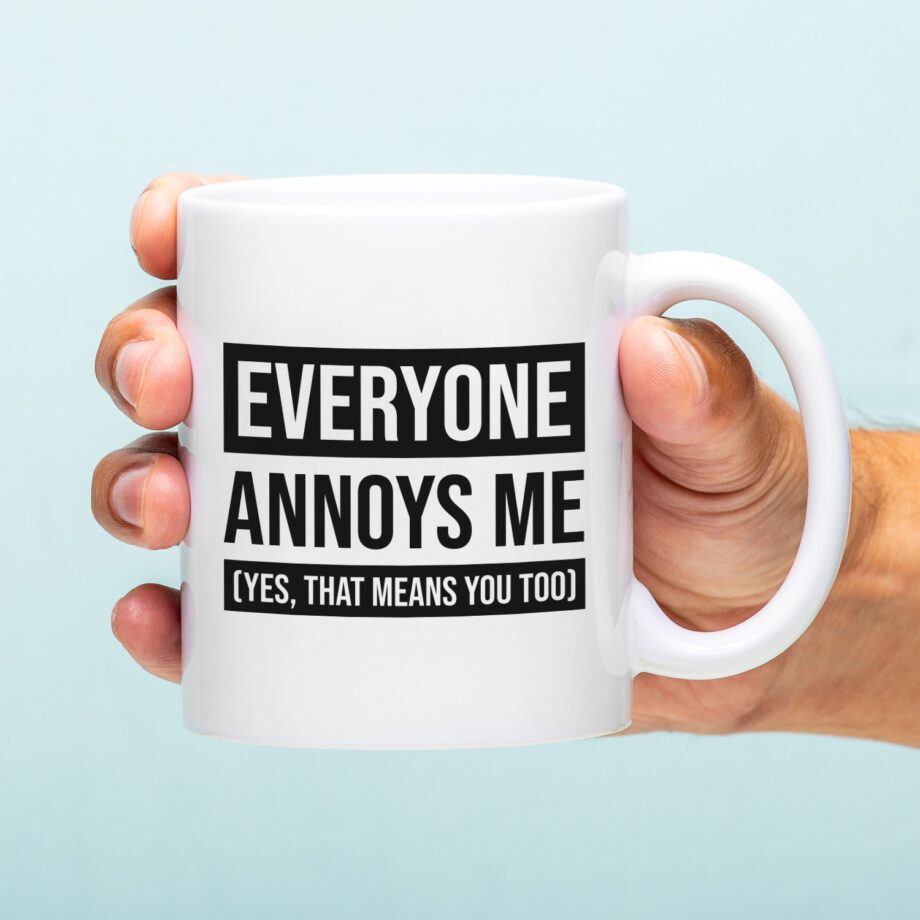 Mok met Tekst ‘’Everyone annoys me’’ | Materiaal: Keramiek | 33 cl | Mok met Tekst | Koffie Mok | Grappige Cadeau |  Vaatwasser bestendig | Humor | Mok met grappige tekst