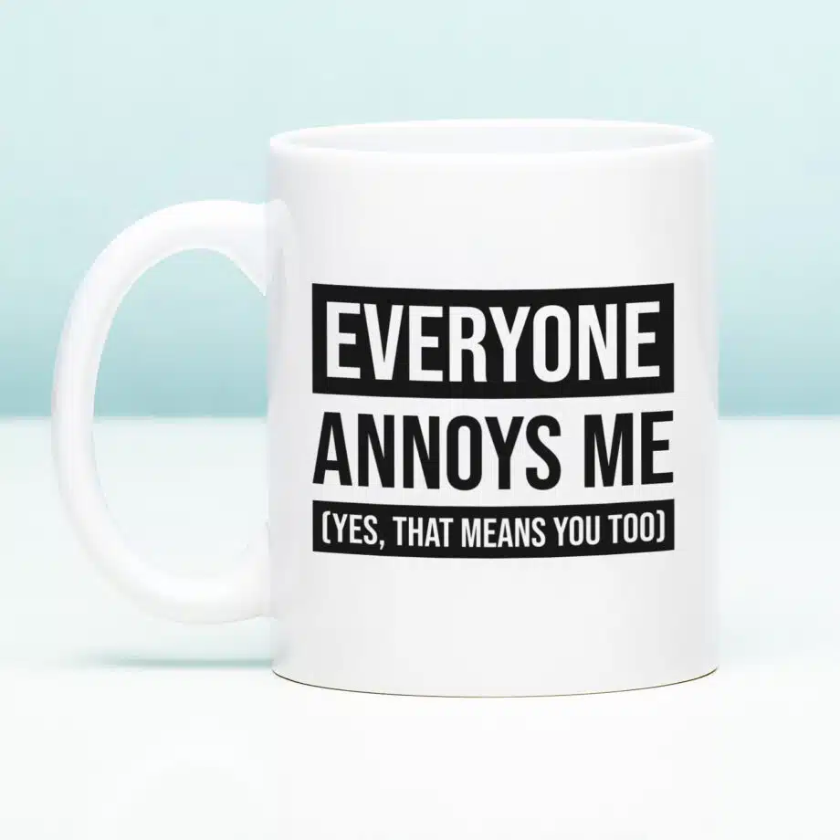 Mok met Tekst ‘’Everyone annoys me’’ | Materiaal: Keramiek | 33 cl | Mok met Tekst | Koffie Mok | Grappige Cadeau |  Vaatwasser bestendig | Humor | Mok met grappige tekst