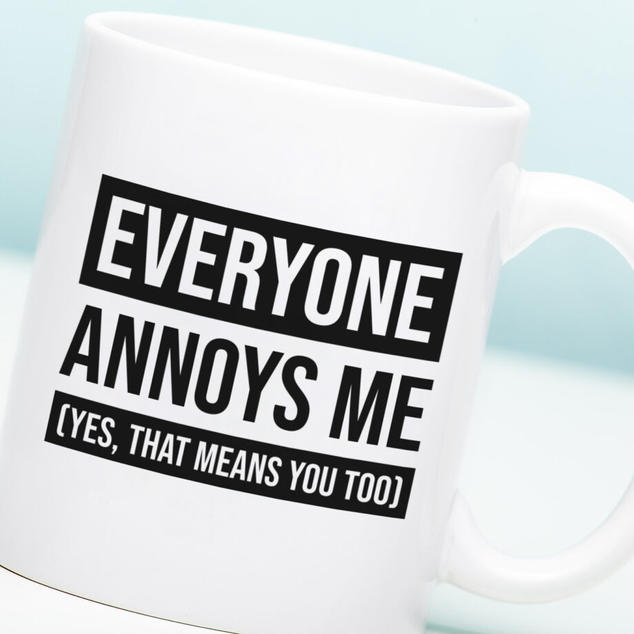 Mok met Tekst ‘’Everyone annoys me’’ | Materiaal: Keramiek | 33 cl | Mok met Tekst | Koffie Mok | Grappige Cadeau |  Vaatwasser bestendig | Humor | Mok met grappige tekst