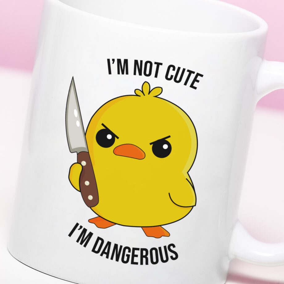 Mok met Tekst ‘’I'm not cute I'm dangerous’’ | Materiaal: Keramiek | 33 cl | Mok met Tekst | Koffie Mok | Grappige Cadeau | Vaatwasser bestendig | Humor | Mok met grappige tekst