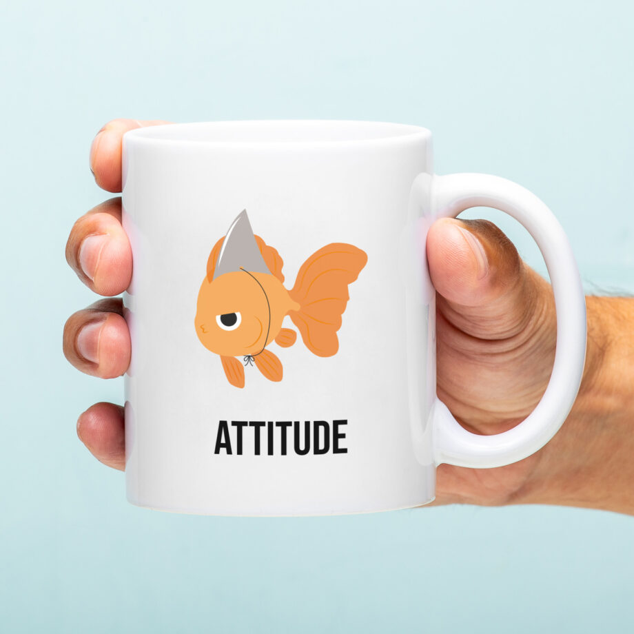 Mok met Tekst ‘’Attitude’’ | Materiaal: Keramiek | 33 cl | Mok met Tekst | Koffie Mok | Grappige Cadeau |  Vaatwasser bestendig | Humor | Mok met grappige tekst