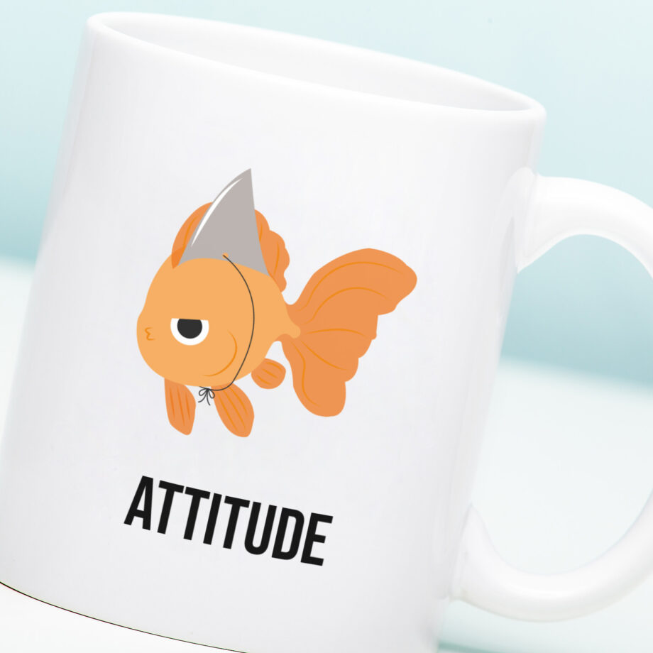 Mok met Tekst ‘’Attitude’’ | Materiaal: Keramiek | 33 cl | Mok met Tekst | Koffie Mok | Grappige Cadeau |  Vaatwasser bestendig | Humor | Mok met grappige tekst