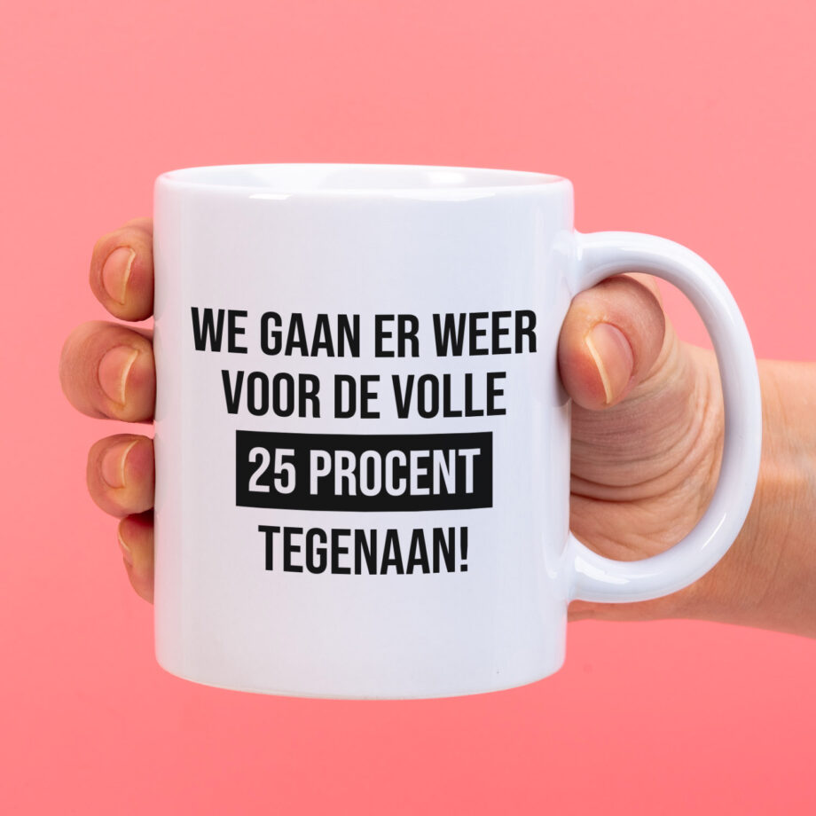 Mok met Tekst ‘’We gaan er weer voor de volle’’ | Materiaal: Keramiek | 33 cl | Mok met Tekst | Koffie Mok | Grappige Cadeau |  Vaatwasser bestendig | Humor | Mok met grappige tekst