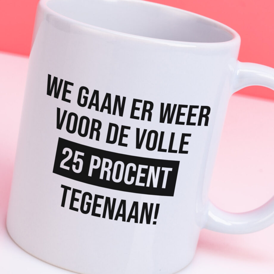 Mok met Tekst ‘’We gaan er weer voor de volle’’ | Materiaal: Keramiek | 33 cl | Mok met Tekst | Koffie Mok | Grappige Cadeau |  Vaatwasser bestendig | Humor | Mok met grappige tekst