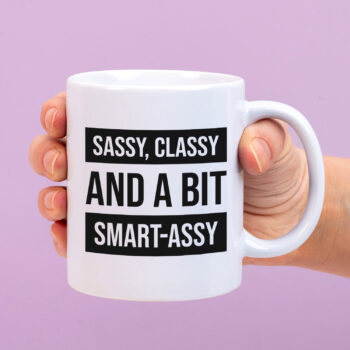 Mok met Tekst ‘’Sassy classy’’ | Materiaal: Keramiek | 33 cl | Mok met Tekst | Koffie Mok | Grappige Cadeau | Vaatwasser bestendig | Humor | Mok met grappige tekst