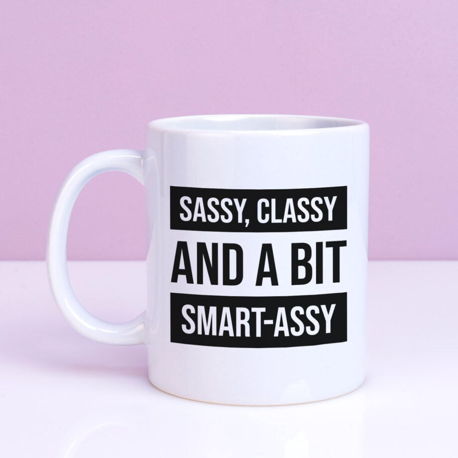 Mok met Tekst ‘’Sassy classy’’ | Materiaal: Keramiek | 33 cl | Mok met Tekst | Koffie Mok | Grappige Cadeau | Vaatwasser bestendig | Humor | Mok met grappige tekst