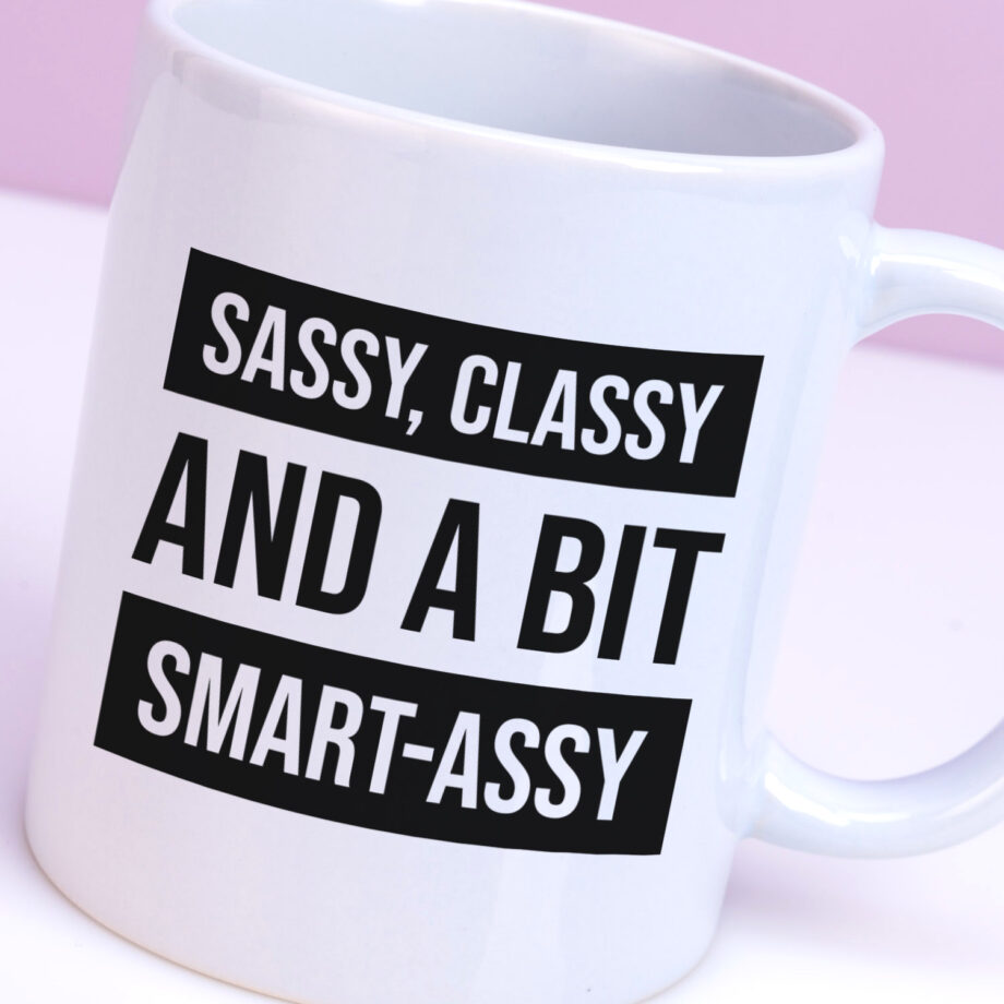 Mok met Tekst ‘’Sassy classy’’ | Materiaal: Keramiek | 33 cl | Mok met Tekst | Koffie Mok | Grappige Cadeau | Vaatwasser bestendig | Humor | Mok met grappige tekst